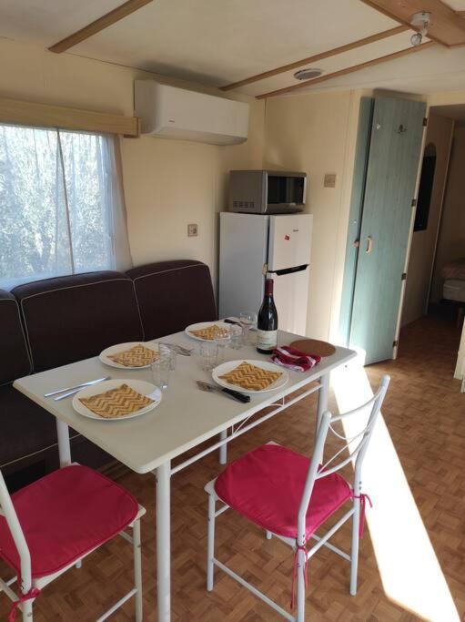 Mobil-Home Dans Un Beau Cadre A 15 Km Des Plages. Люнел Екстериор снимка